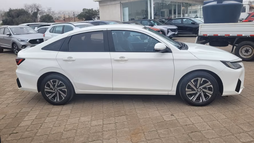 ToyotaYARIS SD 1.5 FULL MEC. (INCLUYE PATENTE TAXI EJECUTIVO) 1.5 • 4x2 • Mecánica • 2025
