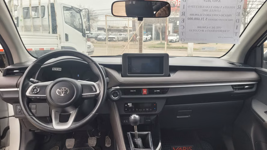 ToyotaYARIS SD 1.5 FULL MEC. (INCLUYE PATENTE TAXI EJECUTIVO) 1.5 • 4x2 • Mecánica • 2025