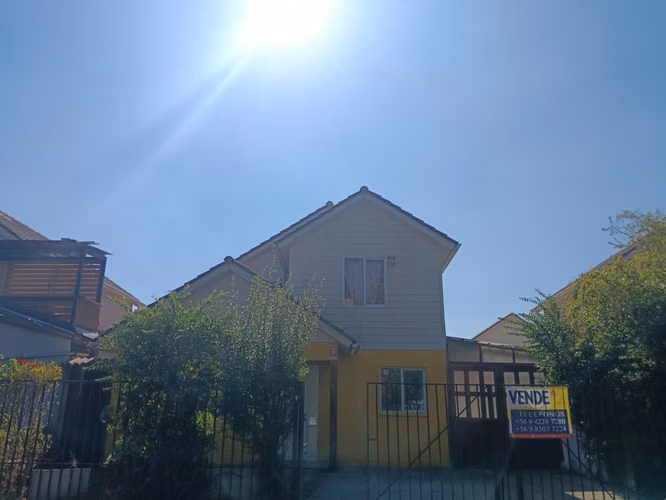 AMPLIA PROPIEDAD AISLADA A LA VENTA CALLE PEUMO, LARAPINTA LAMPA.