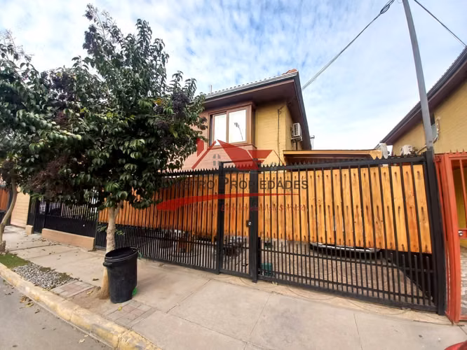 Hermosa Casa de Dos Pisos, 3 Dormitorios, 3 Baños, Quilicura.