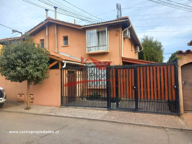 Hermosa Casa de Dos Pisos con 3 Dormitorios, 3 Baños, Quilicura.