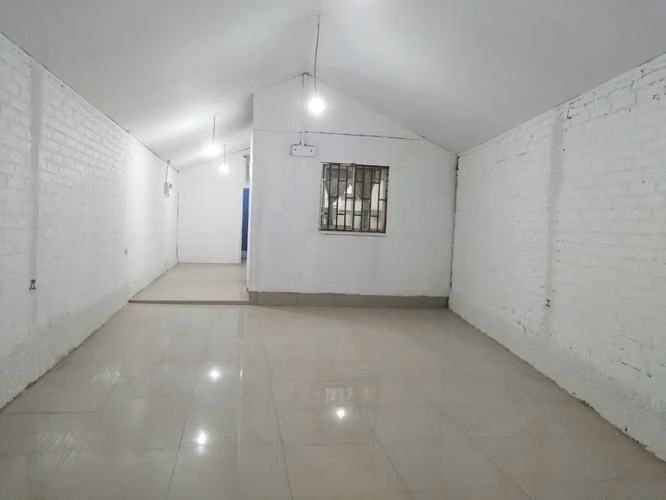 Venta propiedad con Locales Comerciales Avda Los Halcones Larapinta