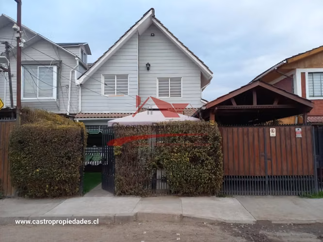 Hermosa Casa de Dos Pisos Ampliada con 4 Dormitorios, 3 Baños, Maipú.