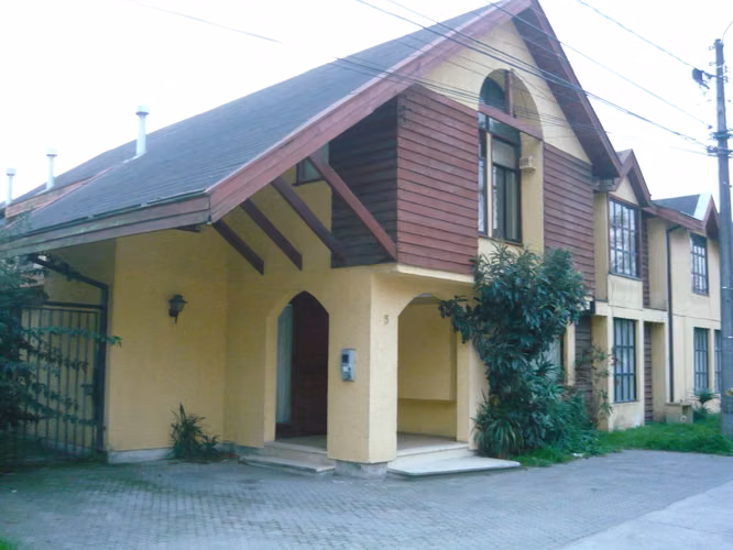 Propiedad , con casa y oficinas de 350 mts. H. Familiares San Pedro.