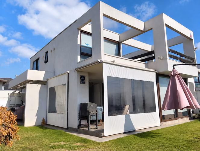  HERMOSA CASA CON EXCELENTE UBICACIÓN EN CONDOMINIO CERRO GRANDE.