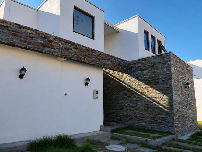  SE ARRIENDA CASA EN CERRO GRANDE, 4 DORMITORIOS Y 5 BAÑOS. NO AMOBLADA.