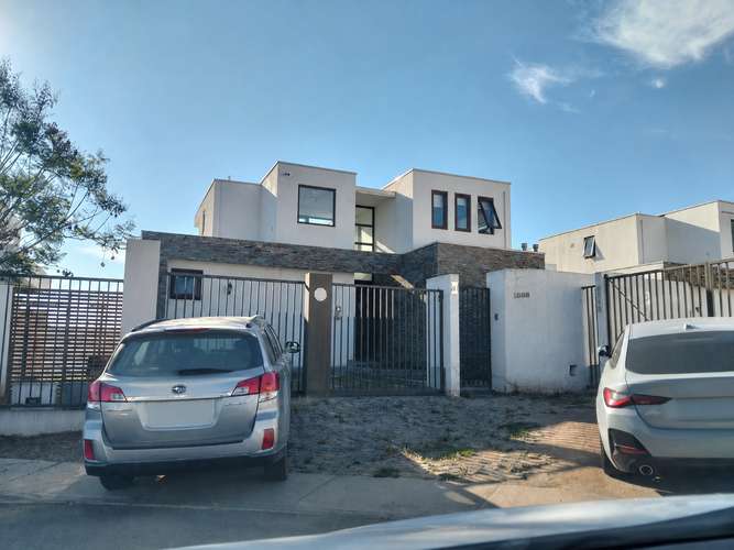  SE ARRIENDA CASA EN CERRO GRANDE, 4 DORMITORIOS Y 5 BAÑOS. NO AMOBLADA.