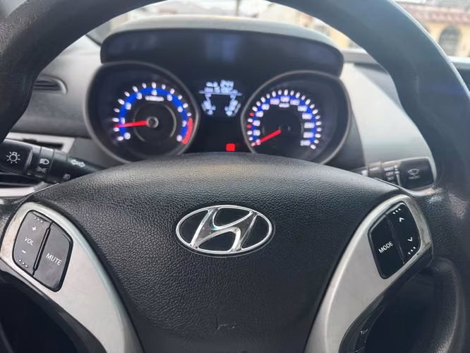 HYUNDAI ELANTRA 1.6 AÑO 2012
