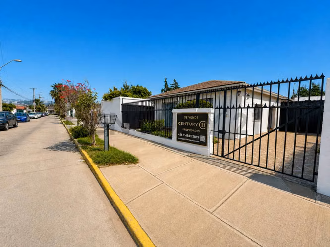 Se vende amplia casa Areyuna en La Serena