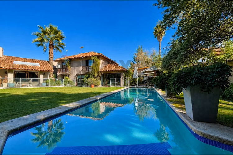 Exclusiva casa con piscina en vitacura