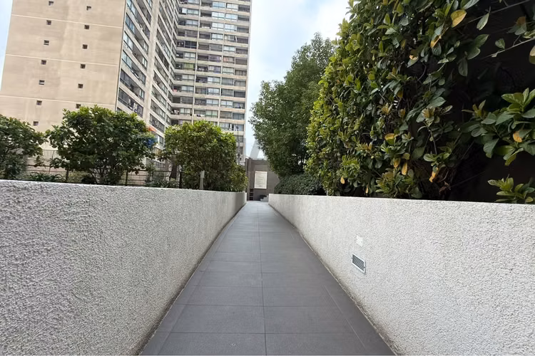 Depto con balcón, piscina y gimnasio
