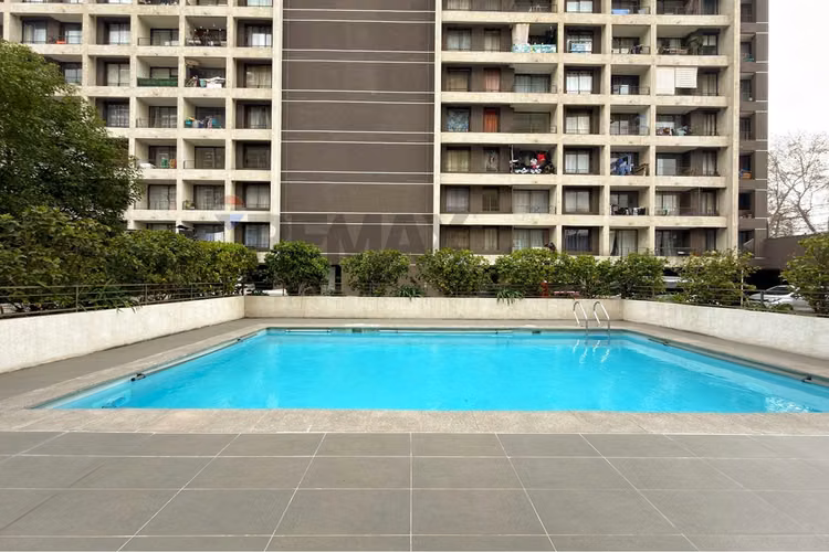 Depto con balcón, piscina y gimnasio