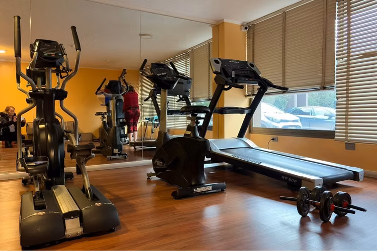 Depto con balcón, piscina y gimnasio
