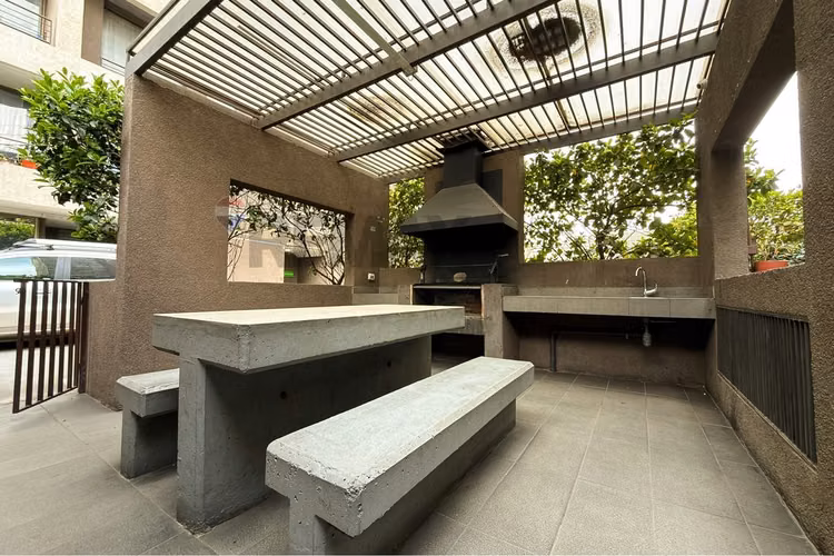 Depto con balcón, piscina y gimnasio