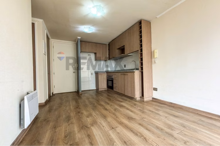 Depto con balcón, piscina y gimnasio