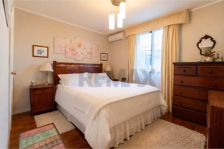 Amplia casa aislada 4 dormitorios/ 2 baños