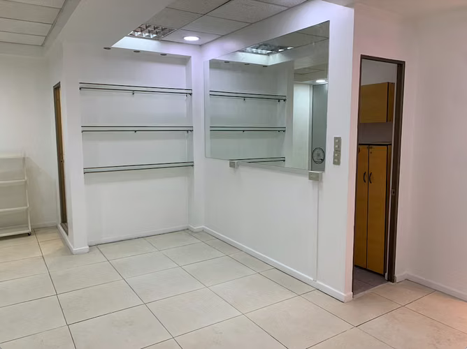 AL LADO EDIFICIO BOLSA DE SANTIAGO 3 PRIV, 1 BAÑO