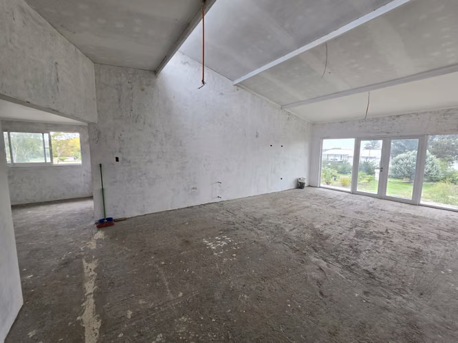 TERRENO CON CASA EN OBRA DE 400 M2  Y ALTO FLUJO VEHICULAR