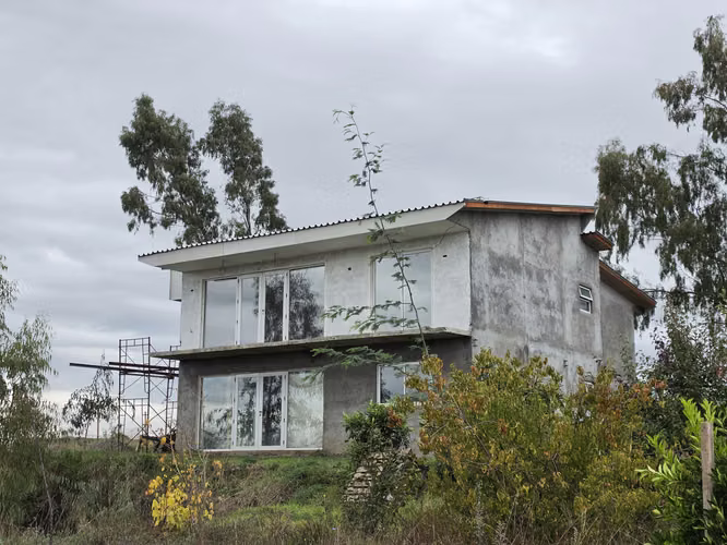TERRENO CON CASA EN OBRA DE 400 M2  Y ALTO FLUJO VEHICULAR