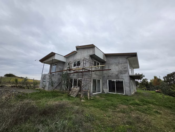 TERRENO CON CASA EN OBRA DE 400 M2  Y ALTO FLUJO VEHICULAR