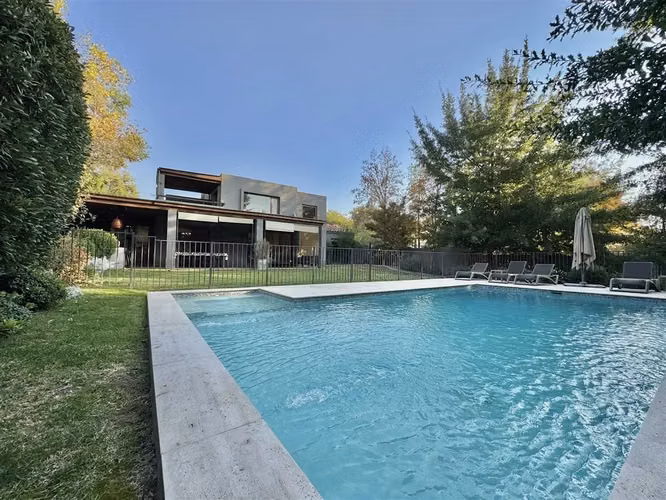 VISÍTALA HOY LUJO SUSTENTABLE 1050M2 TERRENO CHICUREO