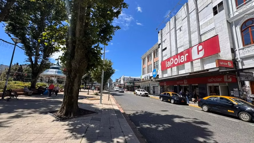 EDIFICIO COMERCIAL DE 4 PISOS FRENTE A PLAZA DE VALDIVIA