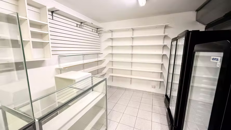 Local remodelado Av Universidad Curauma , llegar y ocupar cuanta con equipamiento y patende de Almacen