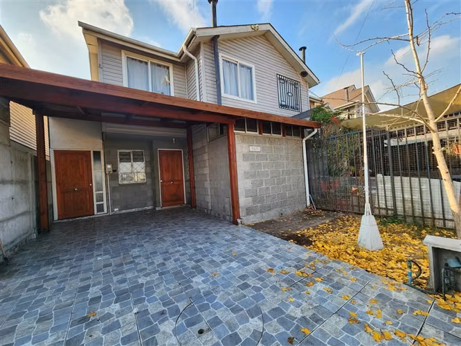 Casa en venta de 3 dorm. 3 baños y estacionamiento ENEA