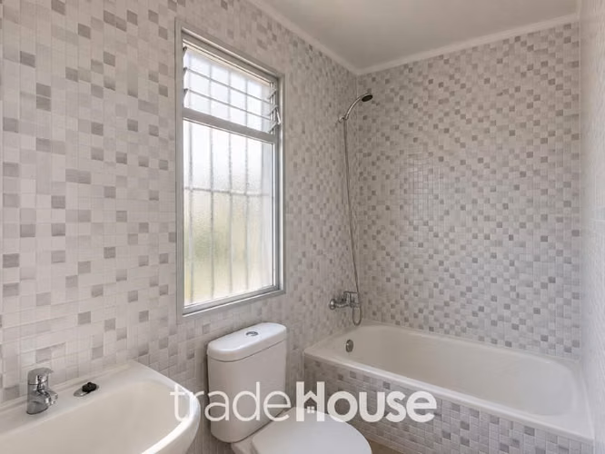 Casa en venta de 3 dorm 2 baños. en La Serena