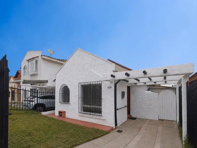 Casa en venta de 3 dorm 2 baños. en La Serena