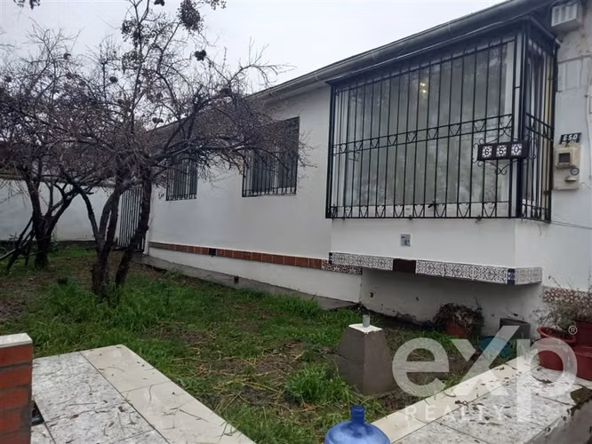 Casa aislada gran terreno en venta de 4 dorm 2B. en Maipú