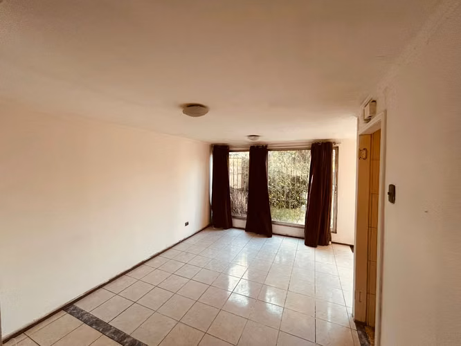 Arriendo Casa Cuatro Habitaciones Tres Estacionamientos