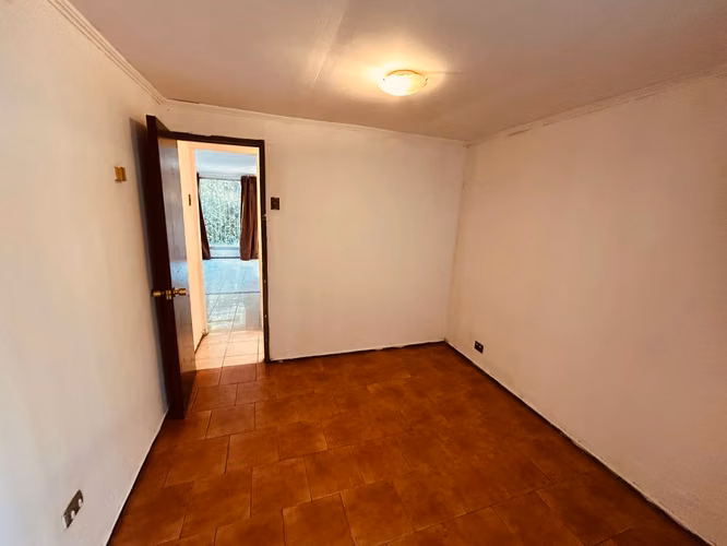 Arriendo Casa Cuatro Habitaciones Tres Estacionamientos