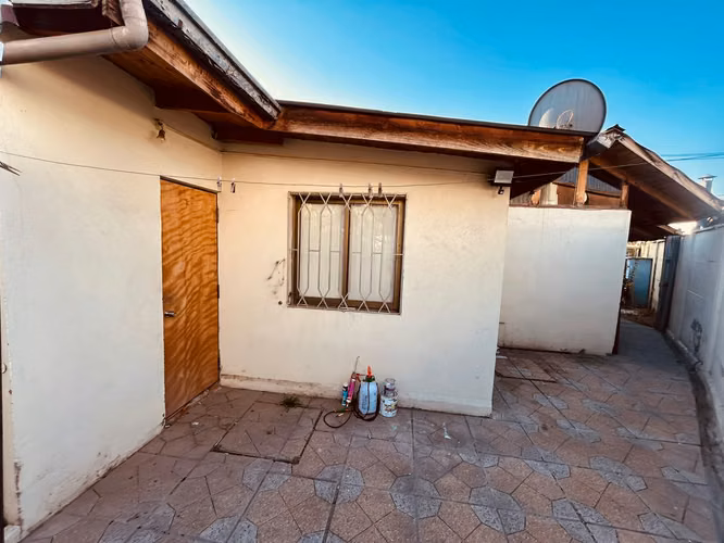 Arriendo Casa Cuatro Habitaciones Tres Estacionamientos