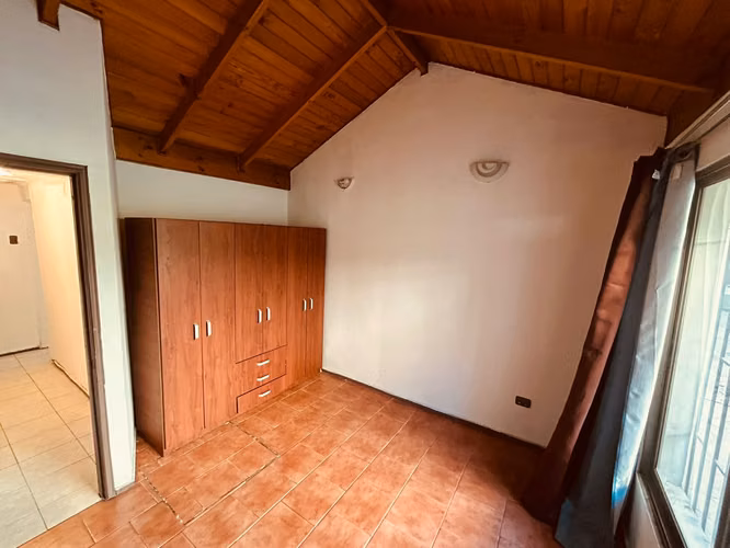 Arriendo Casa Cuatro Habitaciones Tres Estacionamientos