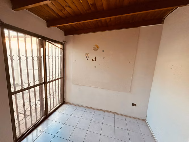 Arriendo Casa Cuatro Habitaciones Tres Estacionamientos