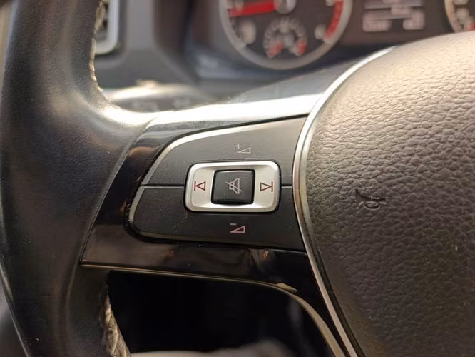 VOLKSWAGEN AMAROK TRENDLINE 4X2 MT - 2023 | 2680