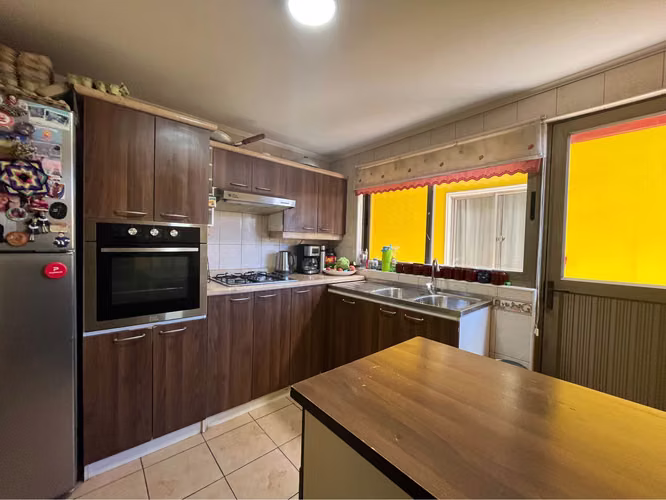 SU COCINA AMOBLADA CON ISLA LE DA UN TOQUE DE AVANZADA
