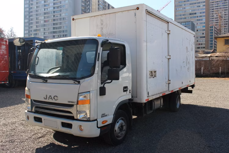 Jac Urban HFC 1081 año  Kms Cummins Full Ac con Furgon