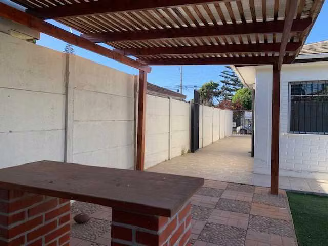 Vendo espaciosa Casa con Diseño Moderno (178504)