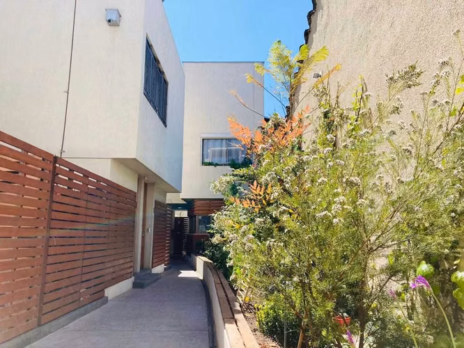 HERMOSO TOWN HOUSE EN BARRIO YUNGAY