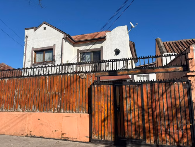 Venta de amplio terreno con 2 casas