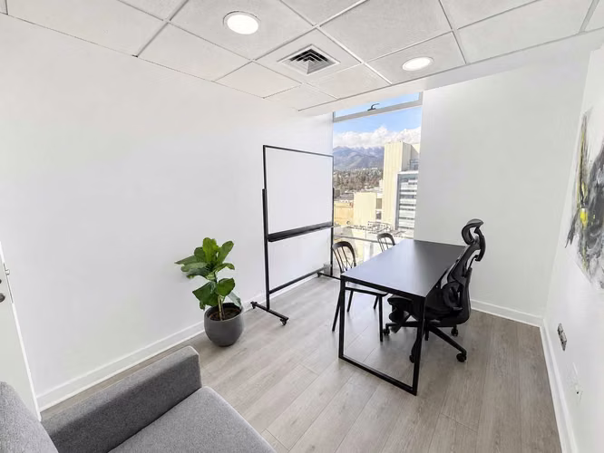 Oficina Moderna con 3 Privados y 1 E + bodega (178535)