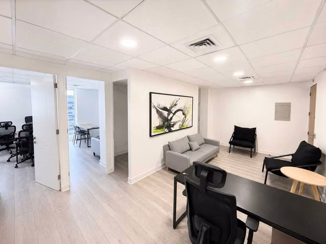 Oficina Moderna con 3 Privados y 1 E + bodega (178535)