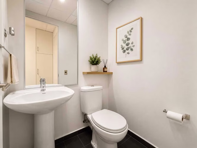 Oficina Moderna con 3 Privados y 1 E + bodega (178535)