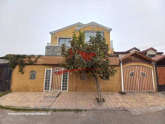 Espectacular Casa de Dos Pisos con 4 Dormitorios, 3 Baños, Quilicura.