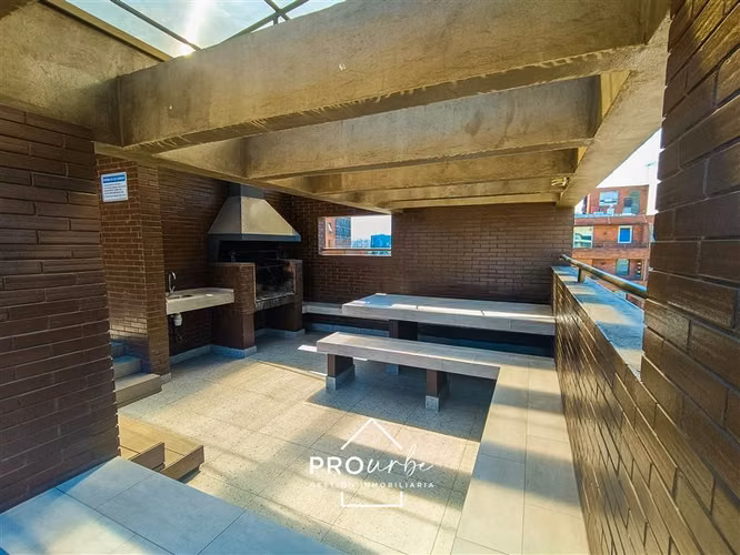 Arriendo de 2 dormitorios en barrio El Golf pasos del metro