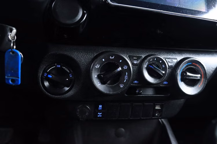 TOYOTA HILUX AÑO 2024 DX FULL EQUIPO CON AC 2.4 6TA MT UNICO DUEÑO