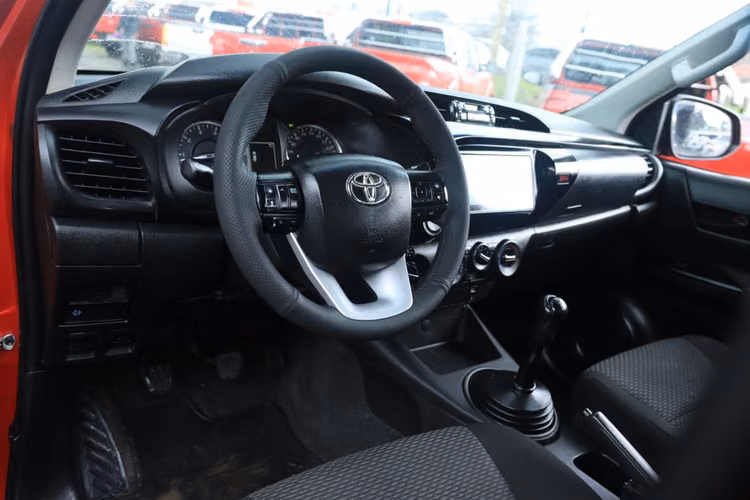 TOYOTA HILUX AÑO 2024 DX FULL EQUIPO CON AC 2.4 6TA MT UNICO DUEÑO