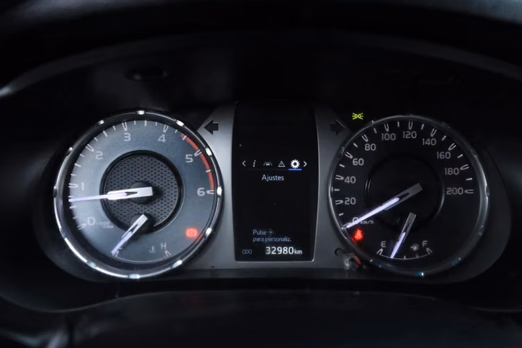 TOYOTA HILUX AÑO 2024 DX FULL EQUIPO CON AC 2.4 6TA MT UNICO DUEÑO